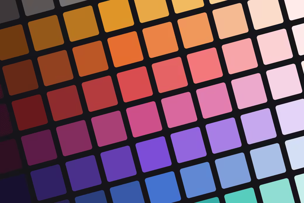 Farbpalette mit quadratischen Farbfeldern in einem schrägen Raster. Die Farben verlaufen von dunklen Tönen im unteren Bereich zu helleren Nuancen im oberen Bereich, mit einer Mischung aus warmen und kühlen Farbtönen.